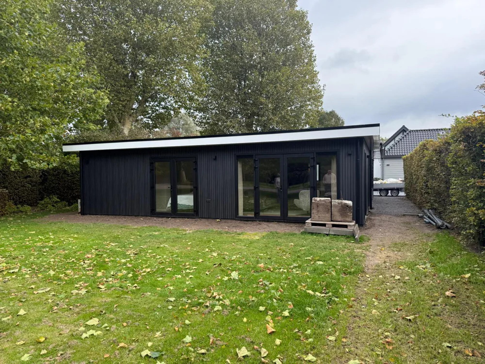 Compacte BBS-woning met brede glaspartij